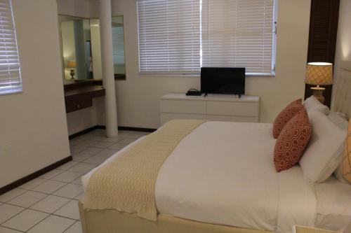 圣胡安德尔马尔旅馆的一间卧室配有一张床和一张桌子上的笔记本电脑