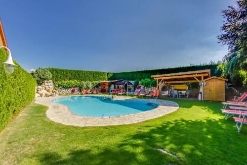 纳兹-夏韦斯哈勃特肖夫酒店的庭院内的游泳池,配有椅子和凉亭
