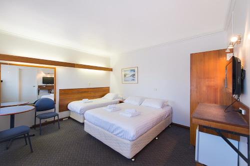 霍巴特蓝山汽车旅馆的酒店客房配有两张床和一张书桌