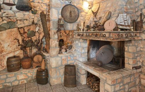 赫瓦尔加古德纳别墅的石屋设有带炉灶的石制壁炉