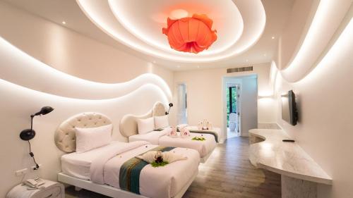 沙美岛阿瓦塔尔度假酒店的卧室设有两张床,拥有圆形天花板