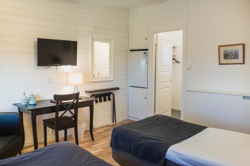 Vikingstad苏格斯塔特汽车旅馆的小房间设有一张桌子、一张床和一间厨房