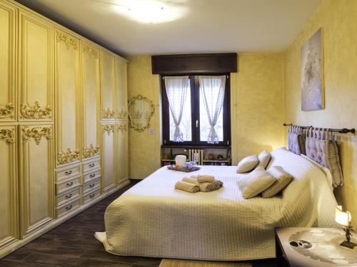 米兰Bed & Breakfast A San Siro 75的一间卧室设有一张大床和一个窗户。