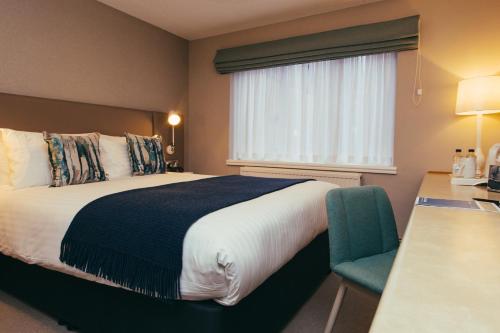 伯明翰Peter Scott House Birmingham的酒店客房设有床和窗户。