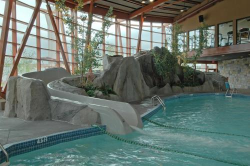里士满River Rock Casino Hotel的一座带瀑布的游泳池