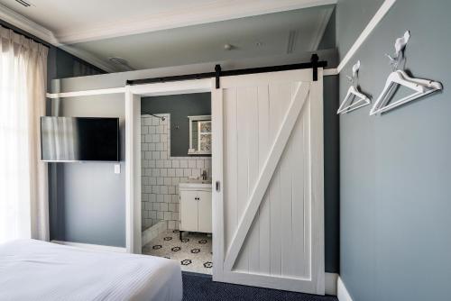 悉尼北悉尼酒店 的卧室内的推拉谷仓门,带浴室