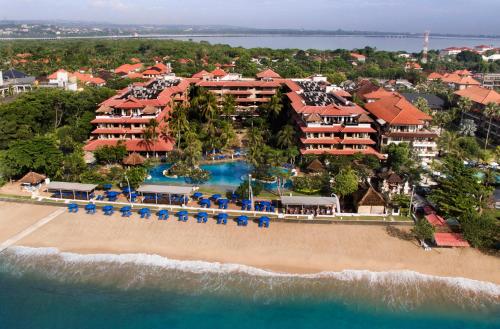 努沙杜瓦巴厘岛贝诺阿海滩尼科酒店的海滩上的度假村的空中景致