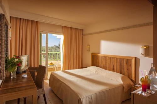 撒哈拉杜兹酒店客房内的一张或多张床位