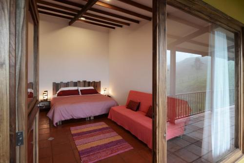 萨兰托Ecoresort Gran Azul的一间卧室设有一张床和一个阳台