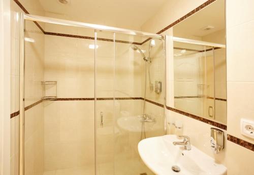 Central Park Apartments的一间浴室