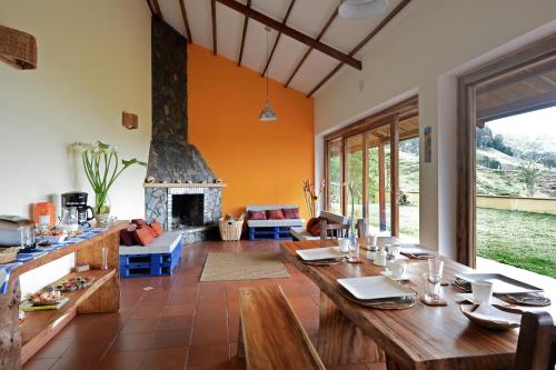 萨兰托Ecoresort Gran Azul的客厅配有桌子和壁炉