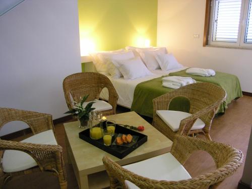 弗雷舒德埃什帕达阿辛塔Casa de Alpajares - Guest House & Spa的酒店客房,配有一张床和一张桌子及椅子
