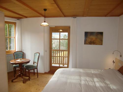 奥蒂塞伊Villa Valtoi的卧室配有一张床和一张桌子及椅子