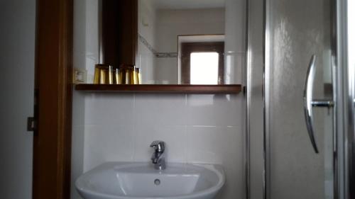 布勒伊-切尔维尼亚Maison Rosalp的一间带水槽和镜子的浴室