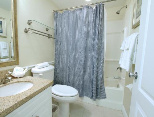 西雅茅斯雅茅斯湾度假村的浴室配有卫生间、盥洗盆和淋浴。