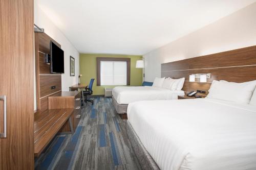 堪萨斯城Holiday Inn Express Kansas City - at the Legends!, an IHG Hotel的酒店客房设有两张床和电视。