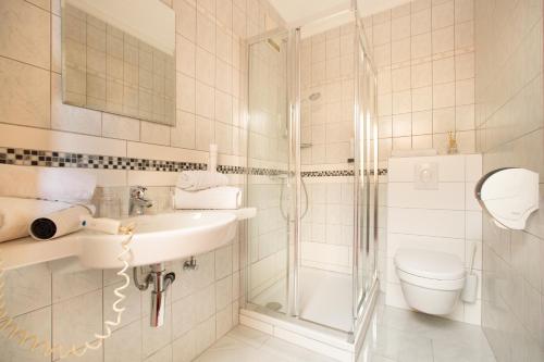 乌特普伦斯塔滕沙晨瓦尔德餐厅酒店的带淋浴、盥洗盆和卫生间的浴室