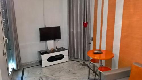 突尼斯哥扎娜公寓的客厅配有电视和桌子
