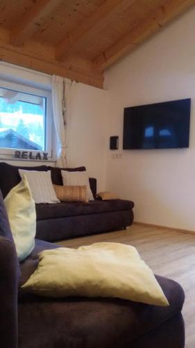 莱奥冈Appartement Haus Petra的客厅配有2张沙发和1台平面电视