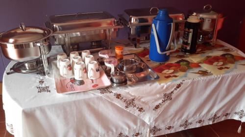MbaleLucia Villas Mbale的桌子,台上带桌子和搅拌机