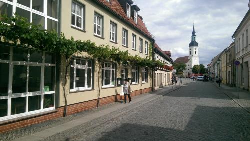吕本瑙劳奇兹霍夫旅馆的走在建筑物旁的街道上的女人