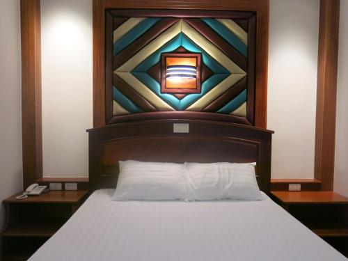 七岩七岩SP公园酒店的一间卧室配有一张床,上面有彩色玻璃窗