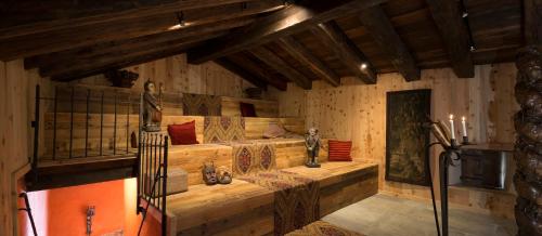 VerrayesConfrérie du Moyen Âge的木墙客房的一张床位