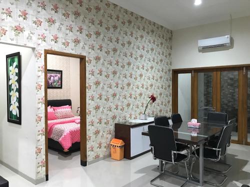 普禾加多普洱沃克托那里斯卡套房民宿的卧室配有一张床和一张桌子及椅子