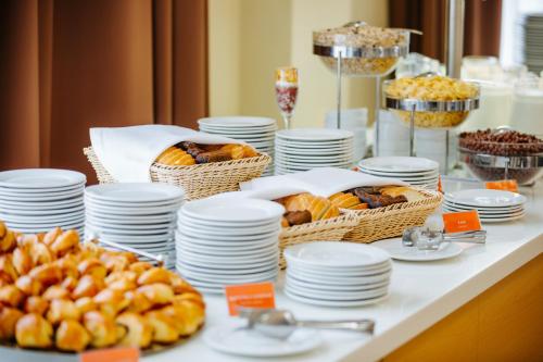 阿德勒伊梅莱汀斯基摩尔思科公寓酒店的自助餐,包括白盘和糕点