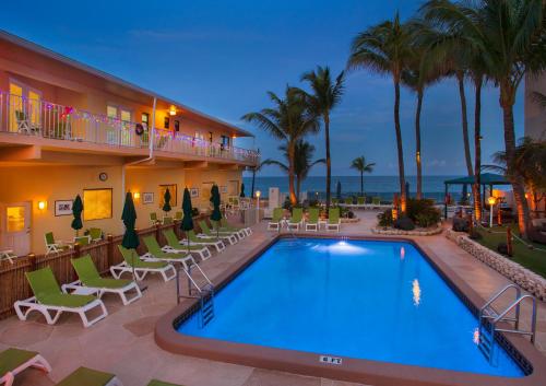 温宅穆海滩俱乐部度假公寓内部或周边的泳池