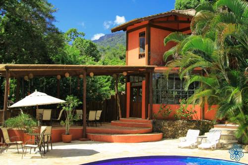 伊利亚贝拉维拉吉奥阿西斯旅馆的一座带庭院和游泳池的房子