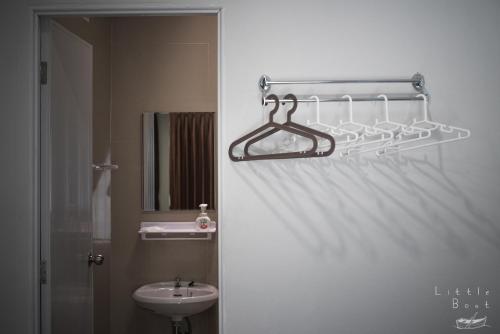 美索湄索复古双子旅馆的浴室配有盥洗盆、卫生间和毛巾架。