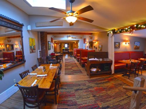 WaitsfieldHyde Away Inn的一间设有木桌和椅子的餐厅