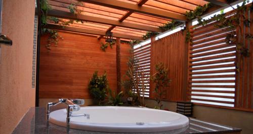 岐阜岐阜水门情趣酒店（仅限成人）的一间带浴缸的浴室