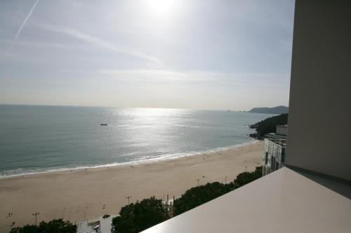 釜山釜山海云台2东横酒店的从大楼内可以欣赏到海滩和海洋的景致