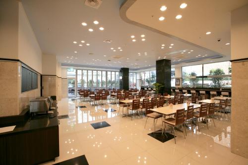 釜山釜山海云台2东横酒店的大楼内带桌椅的用餐室