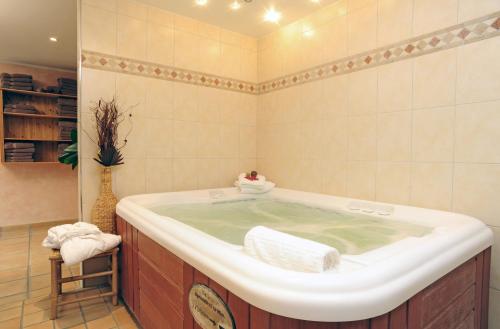蒂门多弗施特兰德格罗皮厄斯别墅酒店的客房内的浴室设有大浴缸