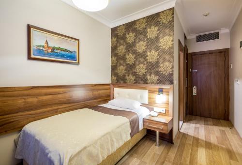 伊斯坦布尔我的玫瑰酒店的酒店客房设有床和木墙