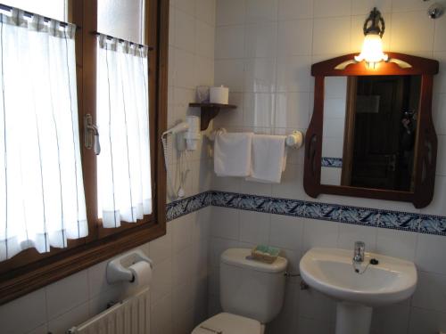 圣胡安德普兰卡萨安妮塔酒店的一间带卫生间、水槽和镜子的浴室