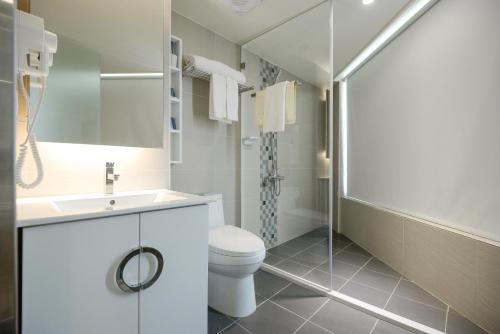 台中市香富大饭店的浴室配有卫生间、盥洗盆和淋浴。