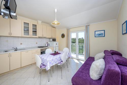察夫塔特宾果别墅酒店的厨房配有紫色沙发和桌子