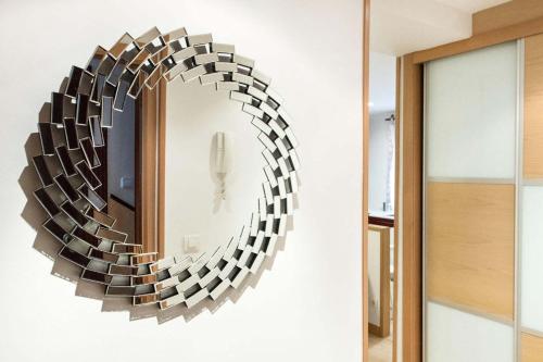 维多利亚-加斯特伊兹Apartamento Vitoria的挂在墙上的圆形镜子