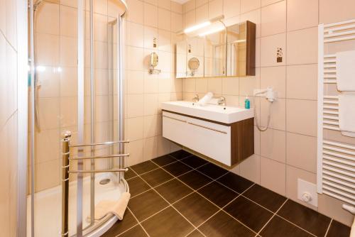 列兴Gasthof-Pension Waldfriede的一间带水槽、淋浴和卫生间的浴室
