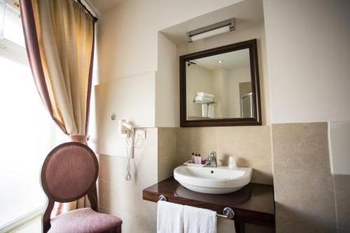锡拉库扎科隆尼阿里酒店的一间带水槽和镜子的浴室