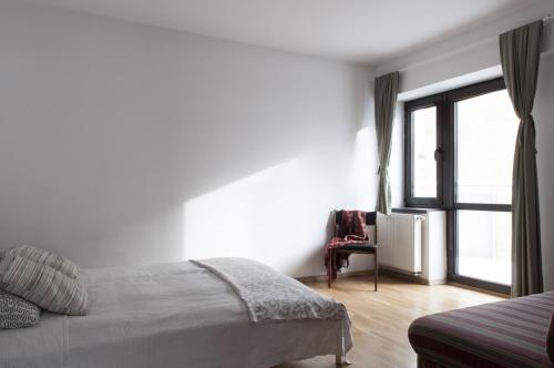 克雷尼察Apartament BB的白色的卧室设有床和窗户