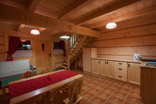 克罗奇琴科Domek na Górkach的小屋内的厨房设有桌子和楼梯