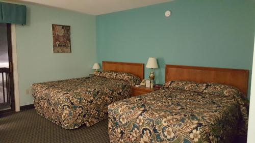 基灵顿瀑布洛奇酒店的一间酒店客房,房间内设有两张床