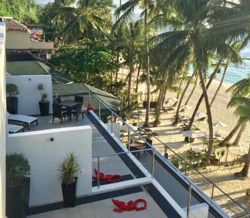 长滩岛日落海滩一室公寓式酒店的阳台享有海滩美景。