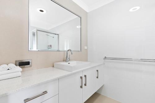 洛坎普顿卡萨诺斯特拉汽车旅馆 的白色的浴室设有水槽和镜子