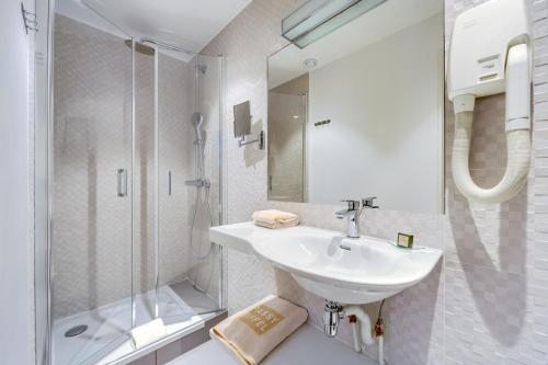 帕西埃菲尔酒店的一间浴室